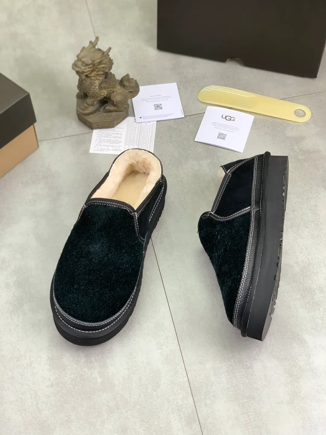Men's men's shoes 💰P480 New top version UGG 2025 autumn and winter new high-top casual shoes new series Ansley Mules Fashionable and comfortable shallow flat slip-on casual loafers ✨ Classic suede cowhide with 10mm wool lining Insole suede collar Soft and comfortable ❤️ Decorated with UGG classic heat embossed brand logo on the back side Full texture Lightweight rubber sole Anti-slip, wear-resistant and comfortable Color: Black Brown Size: 39-45